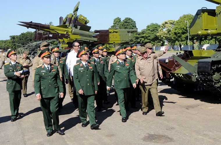 Đoàn cán bộ cấp cao Bộ Quốc phòng Việt Nam thăm đơn vị thiết giáp Quân đội Cộng hòa Cuba. Phía nước bạn Cuba đã giới thiệu tới đoàn ta những vũ khí do họ tự nâng cấp cải tiến. Trong ảnh có thể nhận ra là đài radar điều khiển hỏa lực SNR-125 và bệ phóng tên lửa phòng không S-125 Pechora (NATO định danh là SA-3) đã được lắp lên khung gầm xe tăng T-54, chủ yếu tăng sức cơ động.